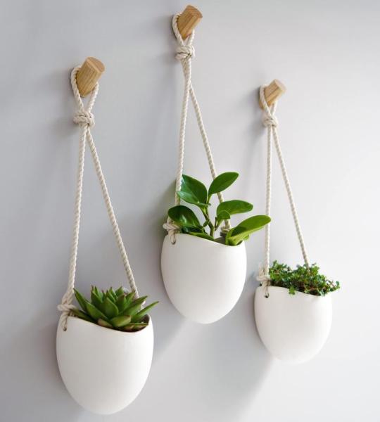 3-delige set porseleinen wandvazen, incl. houten haken, mat wit
